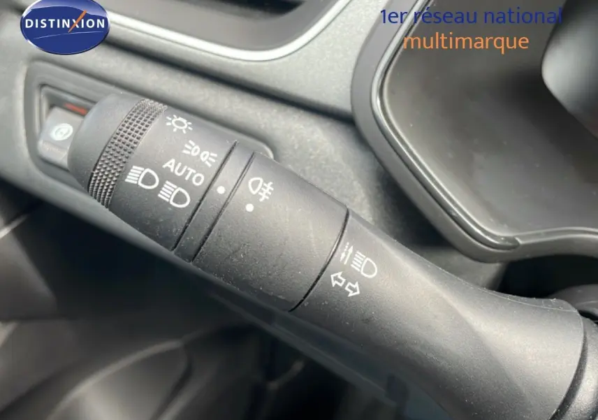 Gros plan sur la commande des feux du Renault Captur gris cassiopée métal avec toit noir, version 2025.