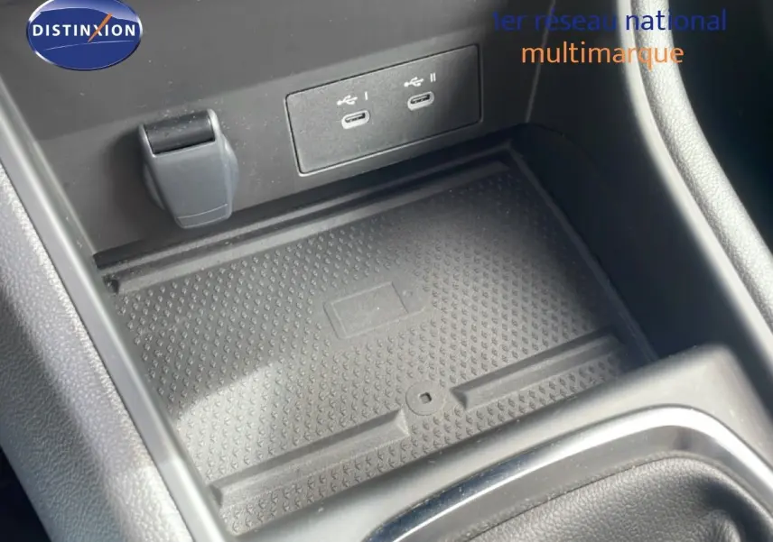 Détail de la console centrale du Renault Captur 2025 montrant la zone de recharge sans fil et deux ports USB-C.