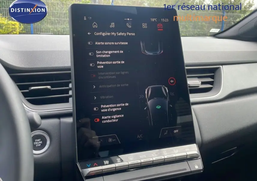 Vue intérieure centrée sur l'écran tactile vertical du tableau de bord du Renault Captur gris Cassiopée 2025.