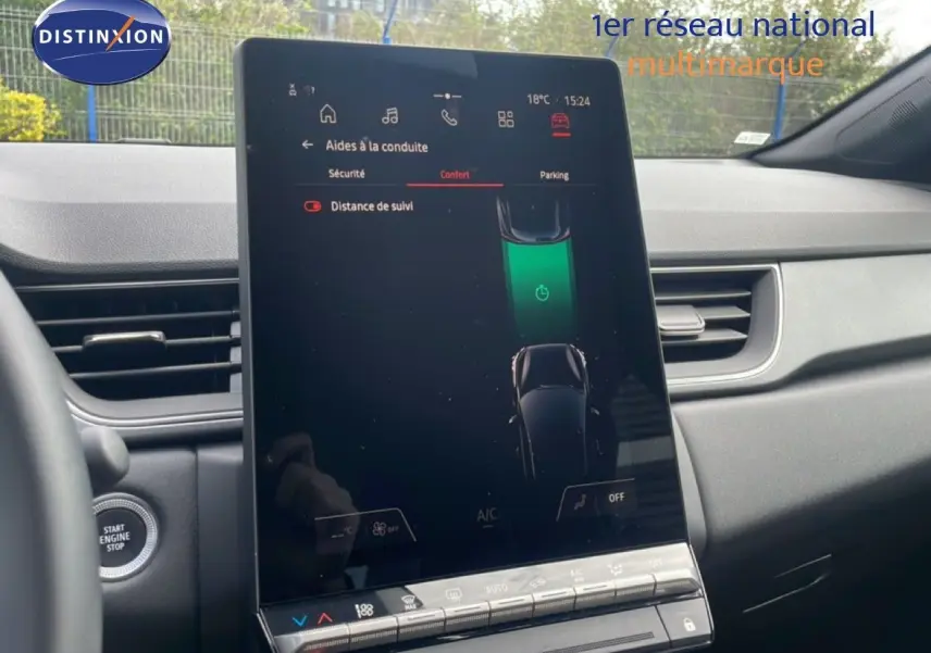 Vue intérieure centrée sur l'écran tactile du tableau de bord du Renault Captur 2025, affichant les aides à la conduite.