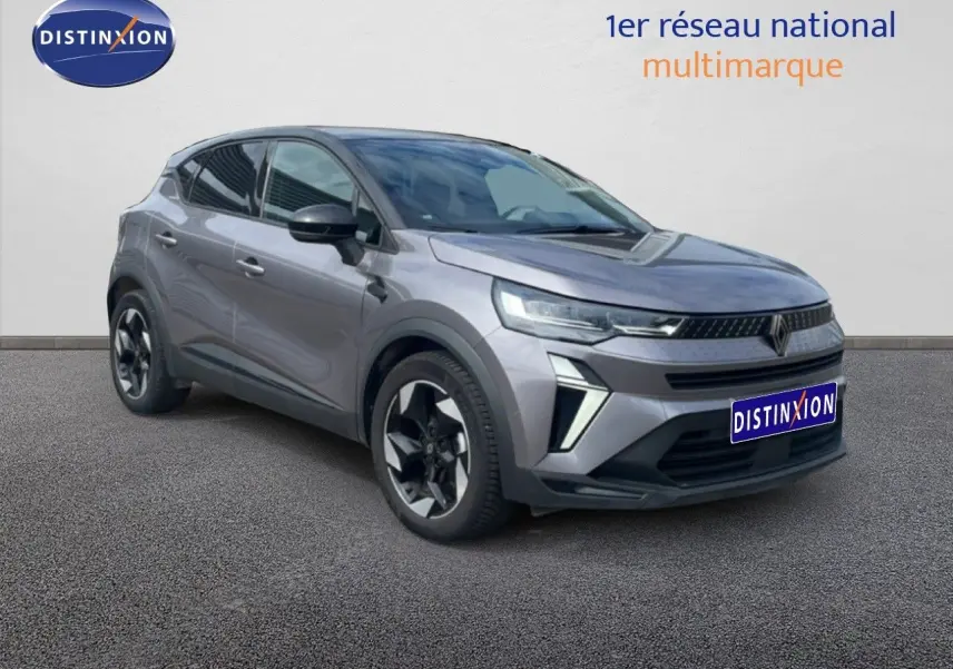 Renault Captur 2025 gris cassiopée métal avec toit noir, vue 3/4 avant droit, jantes alliage bicolores et calandre moderne.
