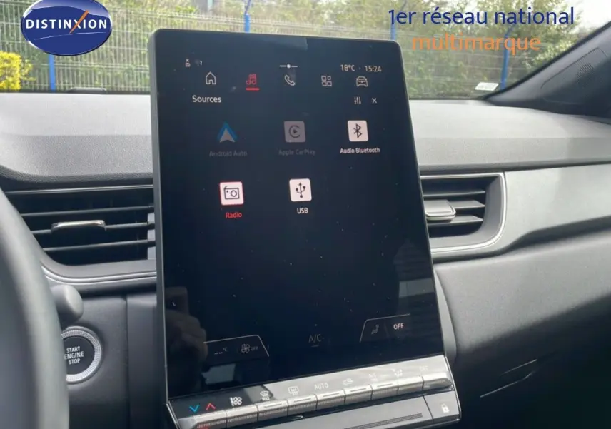 Vue intérieure du tableau de bord du Renault Captur 2025, écran tactile central vertical avec commandes climatisation en bas.