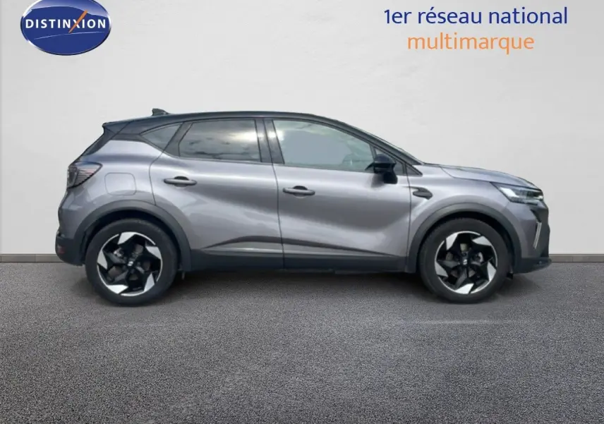 Vue profil droit d'un Renault Captur 2025 gris Cassiopée métal avec toit noir et jantes biton 18 pouces.