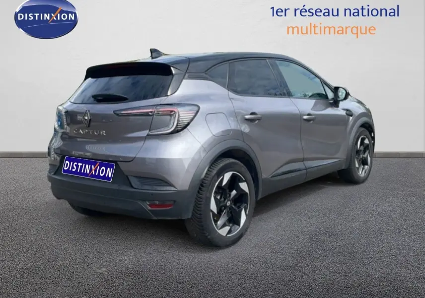 Vue 3/4 arrière droite d'un Renault Captur gris Cassiopée métal avec toit noir et jantes biton 18 pouces.