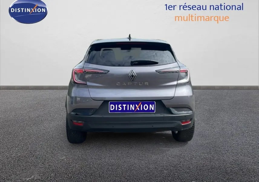 Vue arrière d'un Renault Captur gris cassiopée métal avec toit noir, mettant en valeur ses feux arrière LED distinctifs.