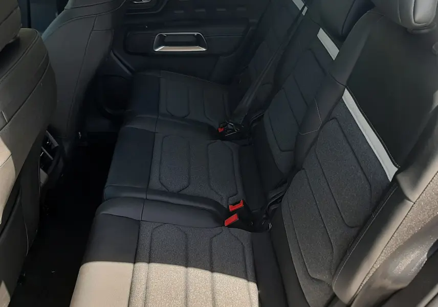 Vue intérieure côté droit des sièges arrière en tissu et cuir noir avec ceinture de sécurité du Citroën C5 Aircross 2025.