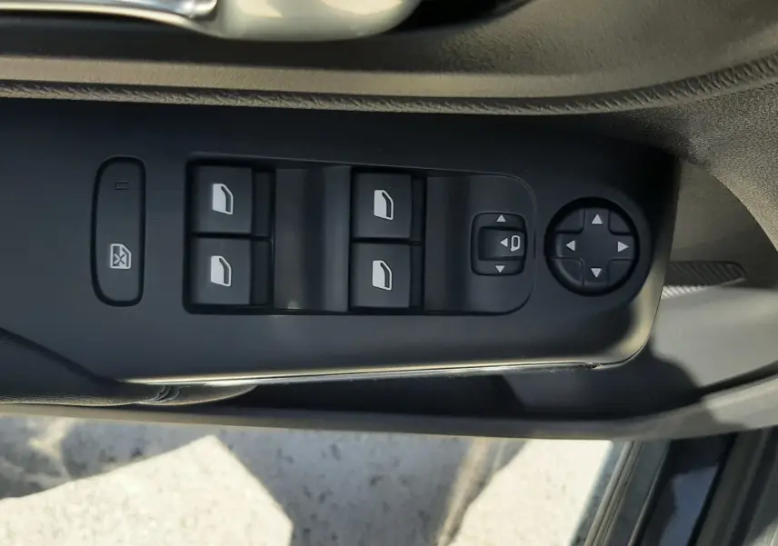 Détail des commandes de lève-vitres et réglage des rétroviseurs côté conducteur du Citroën C5 Aircross noir Perla Nera.