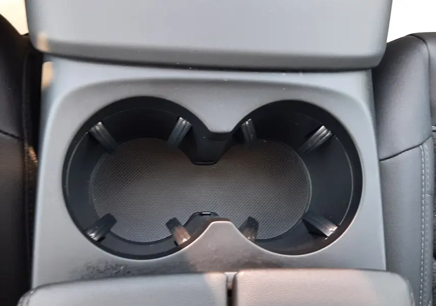 Gros plan sur les porte-gobelets noirs au centre de la console intérieure du Citroën C5 Aircross Ph.2 Hybrid 2025.