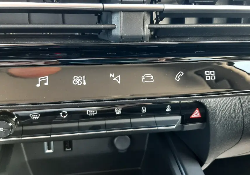 Vue rapprochée du tableau de bord noir perla nera du Citroën C5 Aircross 2025, avec commandes tactiles et aérateurs.