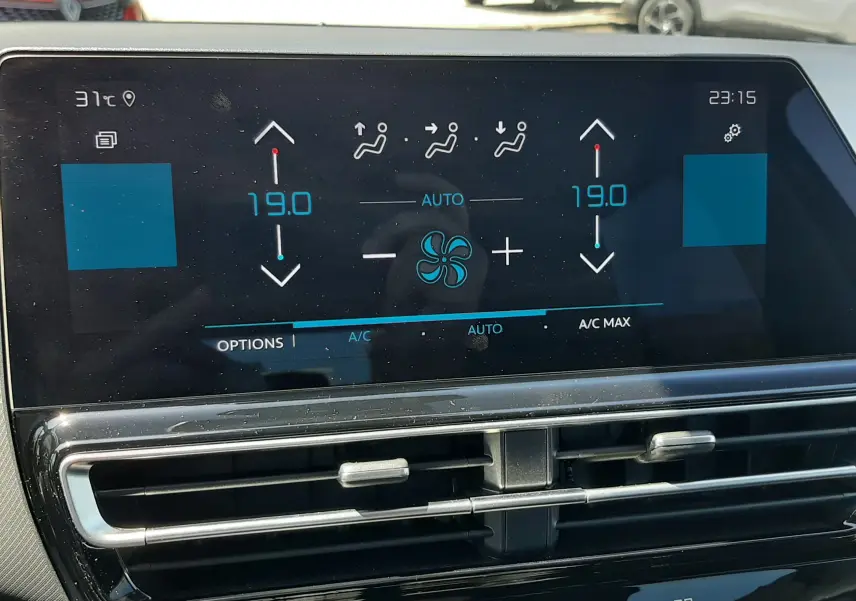 Écran tactile central du tableau de bord du Citroën C5 Aircross noir, affichant la climatisation à 19°C en mode automatique.