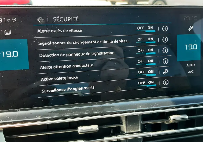 Écran tactile du tableau de bord du Citroën C5 Aircross Ph.2 Hybrid noir, affichant les options de sécurité activées.