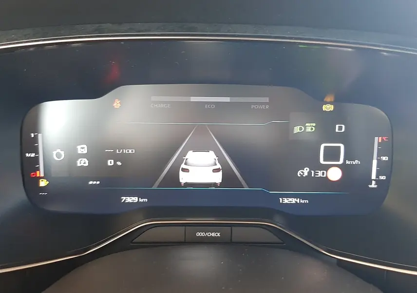Affichage numérique du tableau de bord du Citroën C5 Aircross Ph.2 Hybrid, montrant la vitesse, mode éco et indicateurs divers.