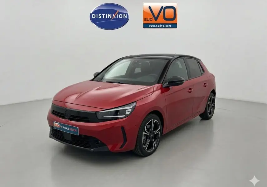 Opel Corsa 1.2 Turbo Hybrid rouge vue 3/4 avant droit avec toit noir et jantes alliage distinctives.