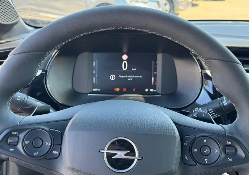 Vue rapprochée du volant noir de l’Opel Corsa 2025 avec tableau de bord digital affichant 0 km/h.