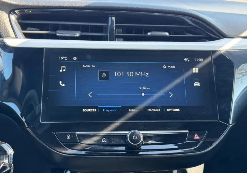 Vue rapprochée de l’écran tactile central de l’Opel Corsa 2025, affichant la radio FM sur fond noir brillant.