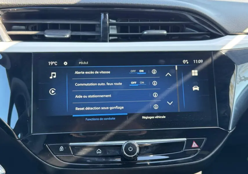 Écran tactile central de l’Opel Corsa rouge 2025 affichant les réglages d’aide à la conduite, vue de face en gros plan.