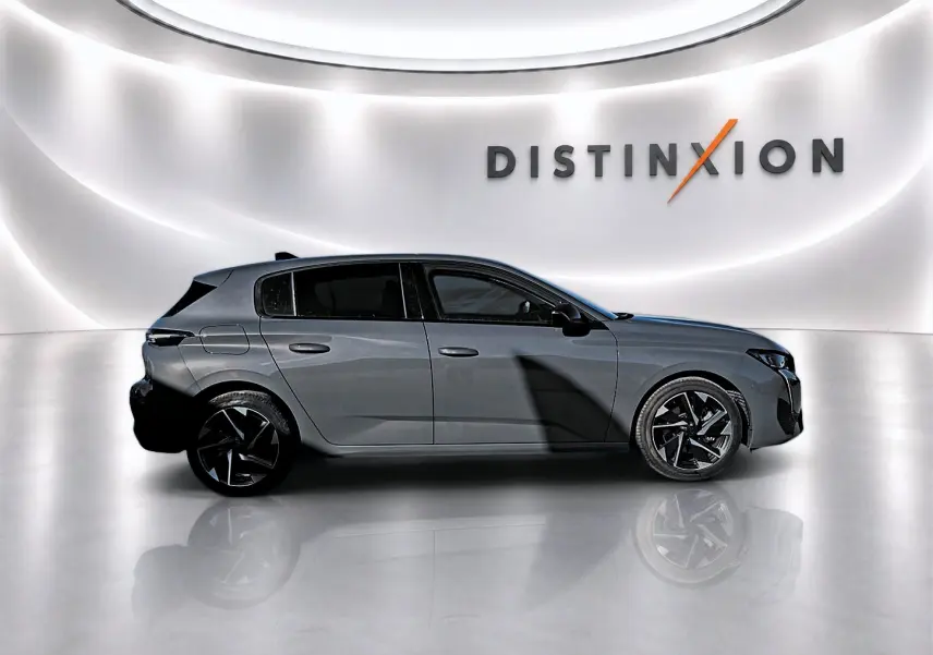 Vue de profil droit d'une Peugeot 308 gris selenium avec jantes alliage noires dans un studio lumineux.