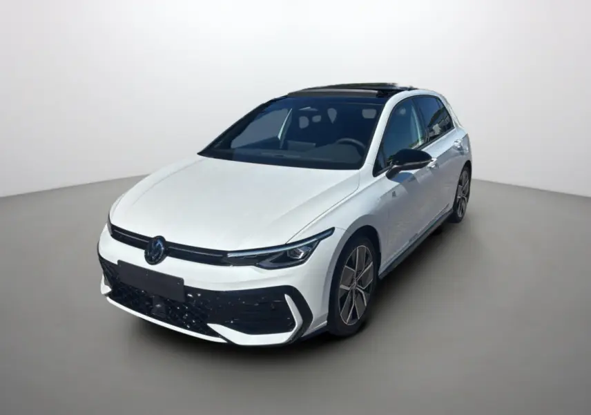 Volkswagen Golf E-TSI blanc oryx vue 3/4 avant droit avec toit ouvrant panoramique et jantes alu 18 pouces.