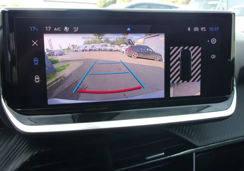 Écran multimédia du Peugeot 2008 2024 montrant la caméra de recul avec guidage dynamique et vue 360° du véhicule.