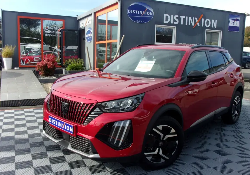 Peugeot 2008 rouge Elixir vue 3/4 avant droit, avec calandre noire distinctive et jantes alliage bicolores.
