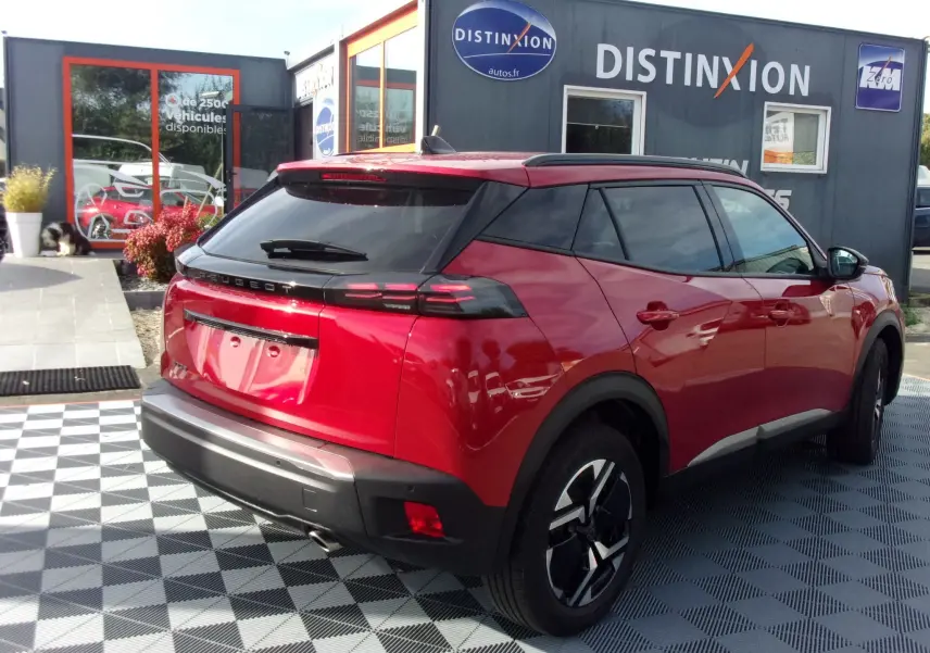 Peugeot 2008 rouge Elixir vue 3/4 arrière droit, avec feux arrière LED et jantes alliage noires.