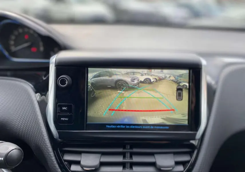 Écran central montrant la caméra de recul du Peugeot 2008 gris platinium, vue intérieure du tableau de bord.