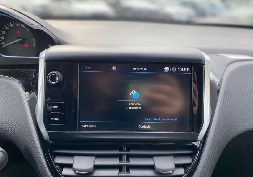 Écran tactile central du tableau de bord du Peugeot 2008 gris platinium, affichant la connexion Bluetooth au téléphone.