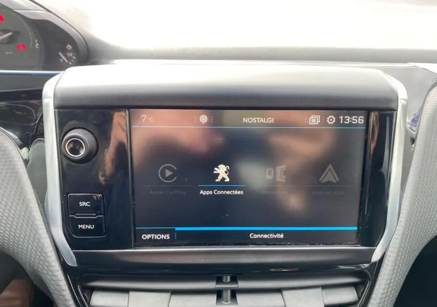 Écran tactile central du Peugeot 2008 2019 montrant les options de connectivité avec interface moderne et commandes physiques à gauche.