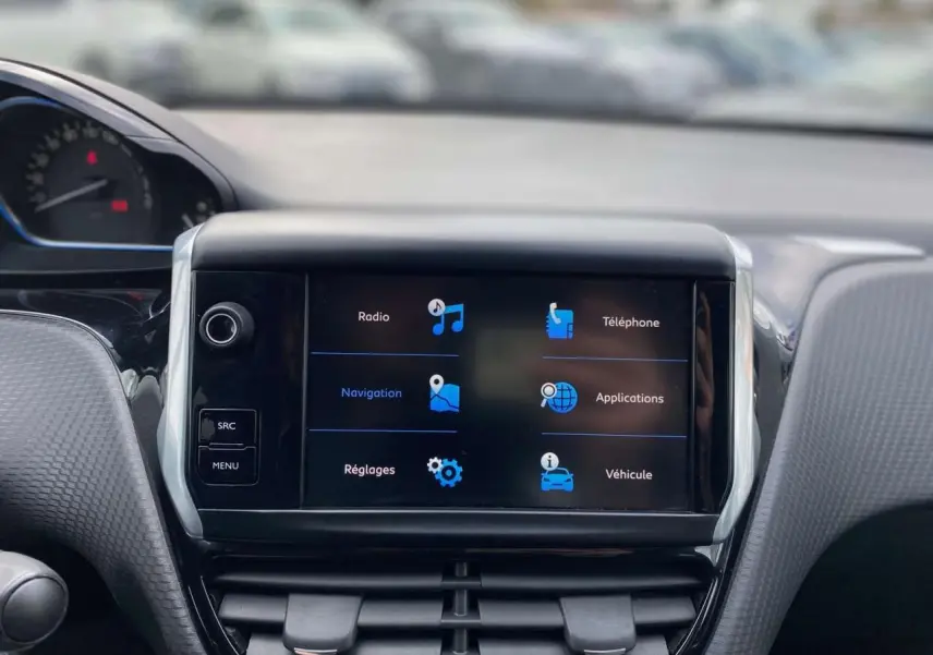 Écran tactile central du tableau de bord du Peugeot 2008 gris platinium, affichant le menu multimédia et navigation.