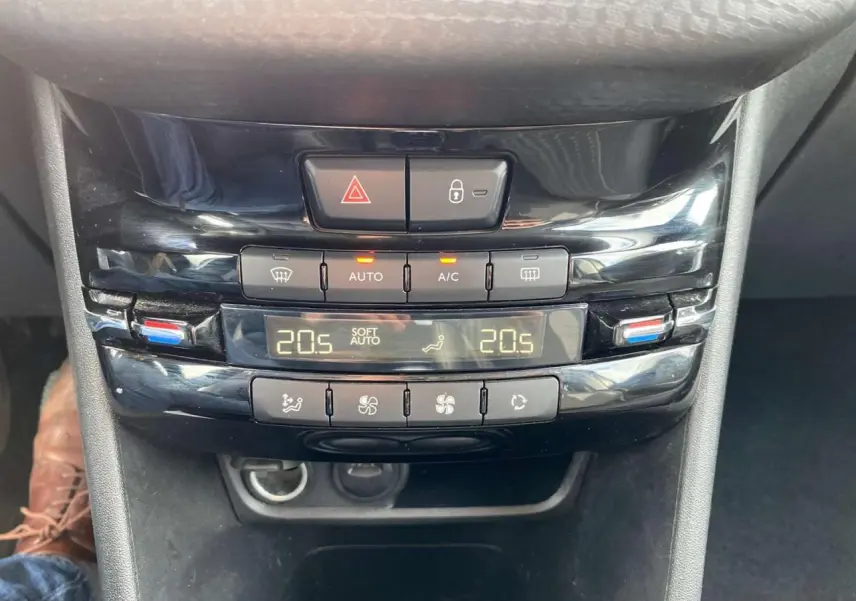 Panneau de commande de climatisation automatique bizone avec affichage digital et boutons sur Peugeot 2008 gris platinium.