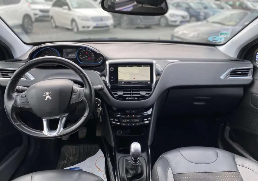 Intérieur de la Peugeot 2008 2019, vue de face sur le tableau de bord et volant noir avec écran tactile central.