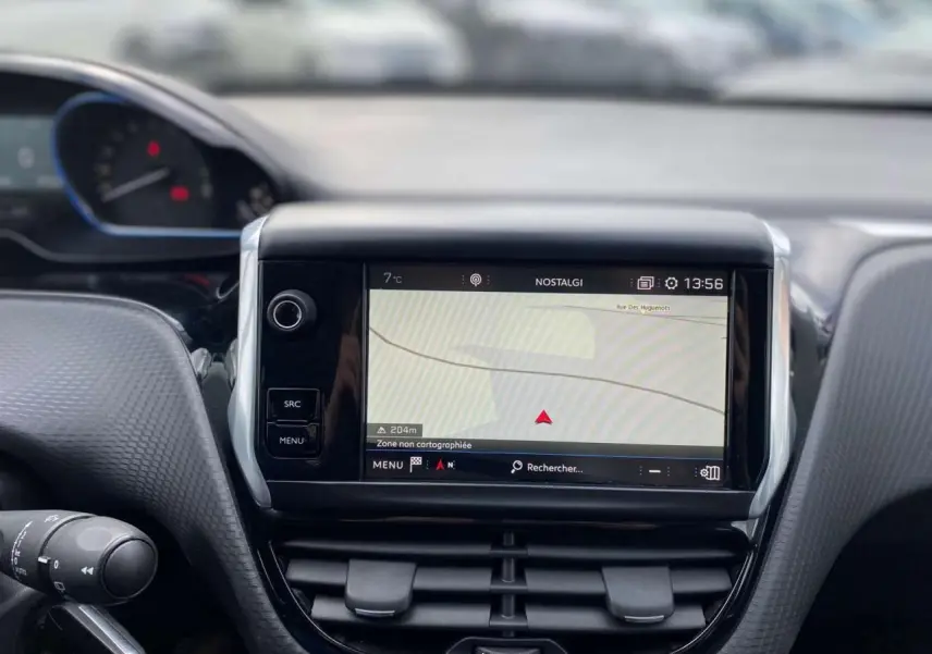 Tableau de bord intérieur de Peugeot 2008 2019 avec écran tactile de navigation affichant une carte.
