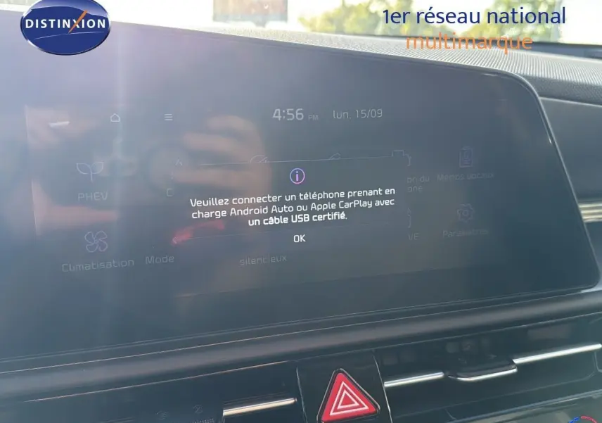Écran tactile central du tableau de bord du Kia Niro 2025 affichant une notification de connexion USB.