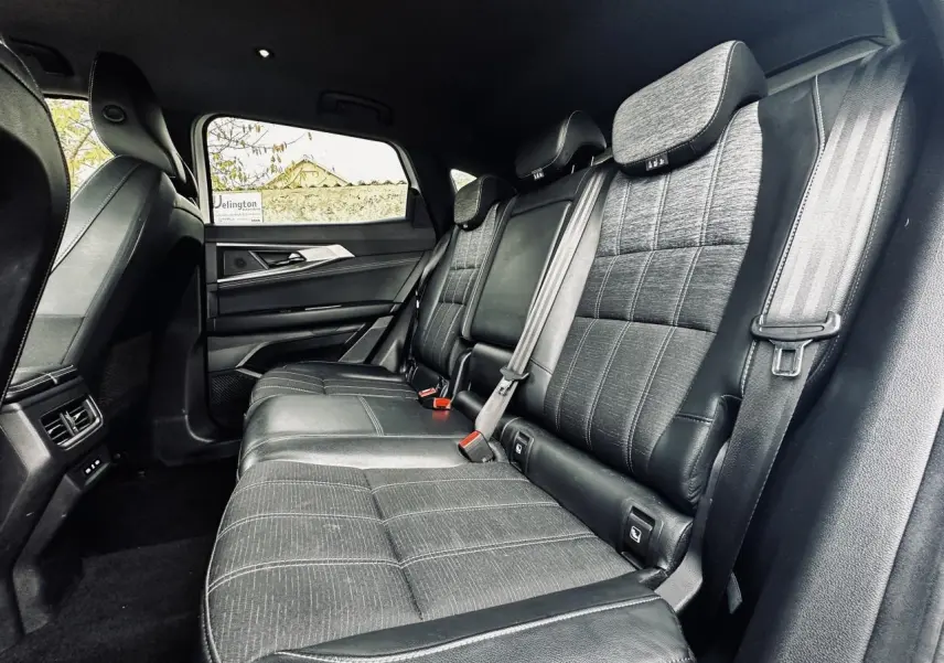 Vue latérale intérieure du siège arrière noir du Renault Austral 2024 avec ceintures et appuie-têtes visibles.