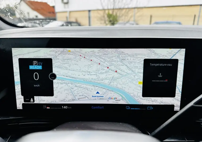 Tableau de bord numérique du Renault Austral 2024 avec affichage GPS Google Maps et indicateurs de vitesse et température.