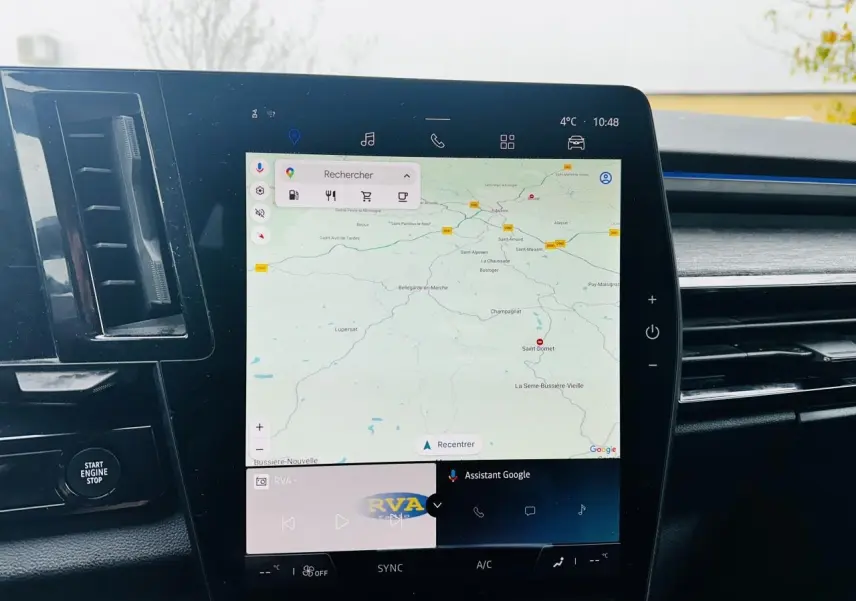 Vue rapprochée de l’écran tactile central du Renault Austral 2024 affichant la navigation Google Maps.