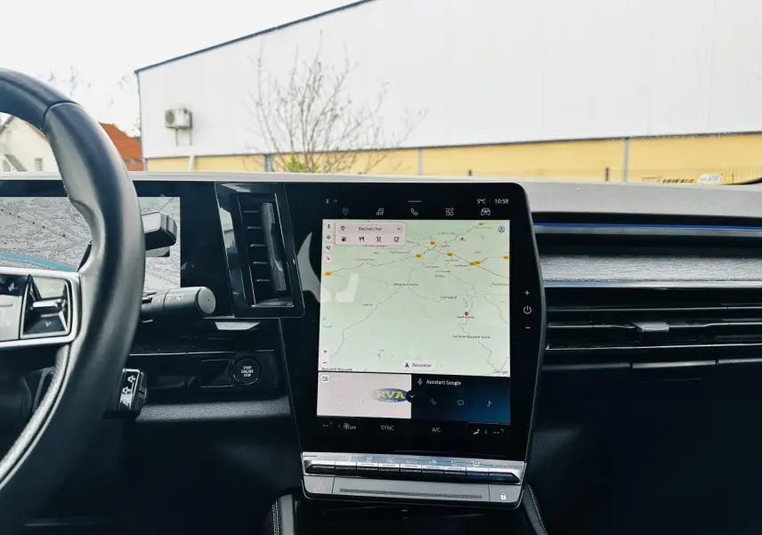 Vue intérieure du tableau de bord du Renault Austral 2024 avec écran tactile vertical affichant la navigation Google Maps.