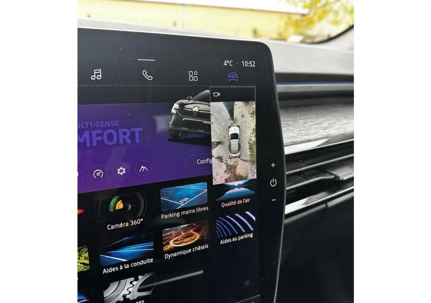 Écran tactile intérieur du Renault Austral blanc montrant la vue 360° et les aides au stationnement.