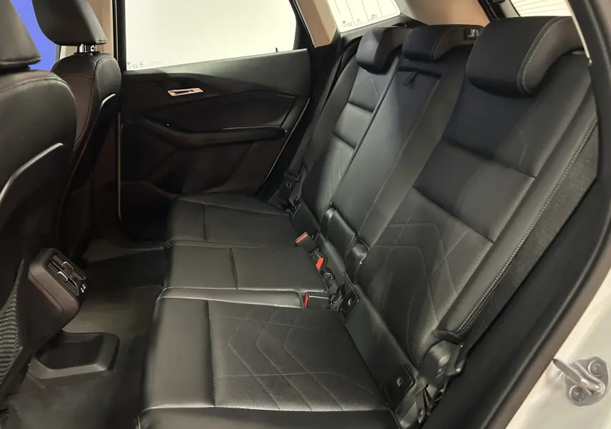 Vue intérieure côté droit des sièges arrière en cuir noir de la BMW Série 2 Active Tourer 218i 2022, avec portières ouvertes.