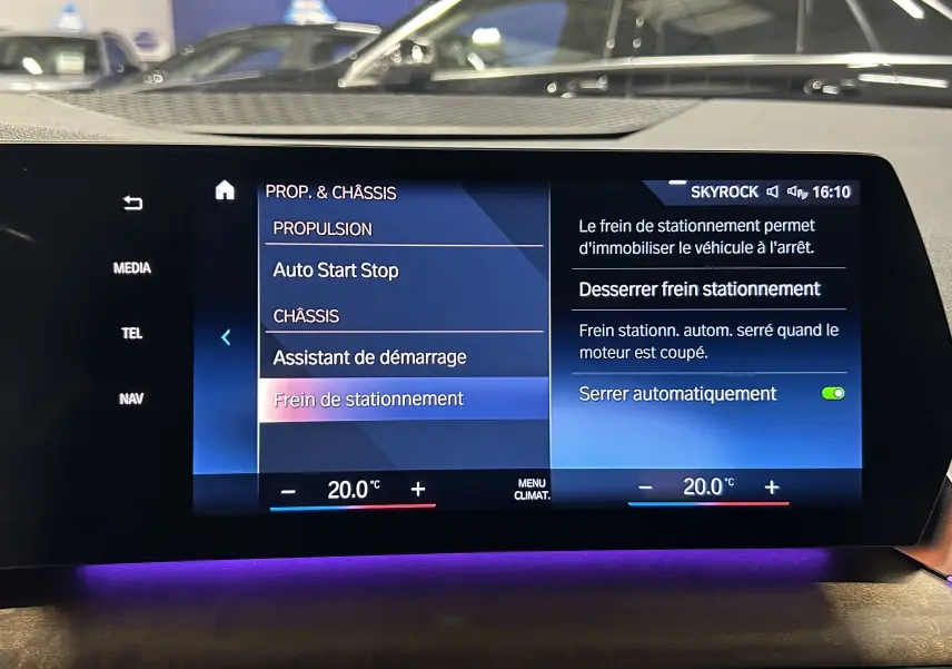 Écran tactile intérieur de BMW Série 2 Active Tourer 218i 2022 montrant les réglages du frein de stationnement automatique.