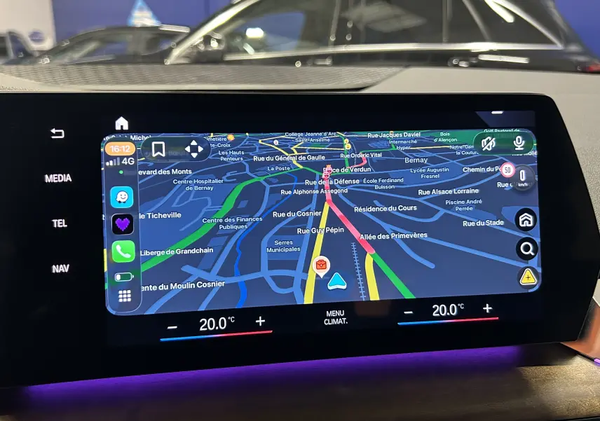 Vue intérieure sur l'écran tactile du GPS de la BMW Série 2 Active Tourer, affichant une carte de navigation colorée.