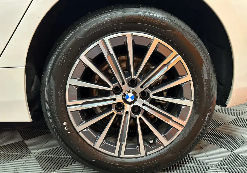 Gros plan sur la jante alliage BMW à rayons multiples du côté avant droit d'une BMW Série 2 Active Tourer blanche.
