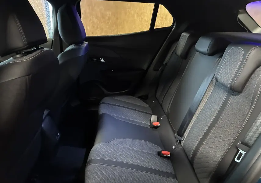 Vue intérieure côté droit des sièges arrière en tissu noir et gris du Peugeot 2008 1.2 Hybrid 136 Allure 2025.
