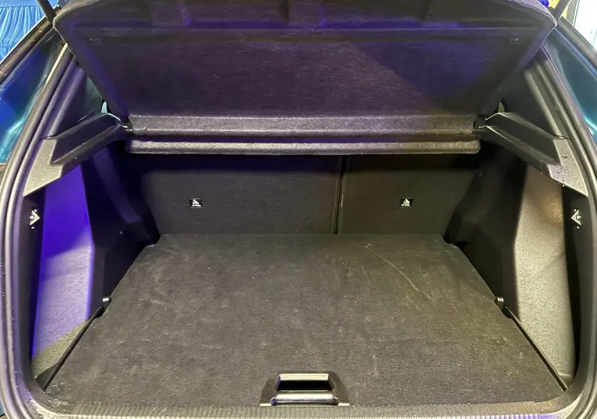 Coffre ouvert vu de l'arrière du Peugeot 2008 bleu 2025, montrant un espace de chargement propre et spacieux.