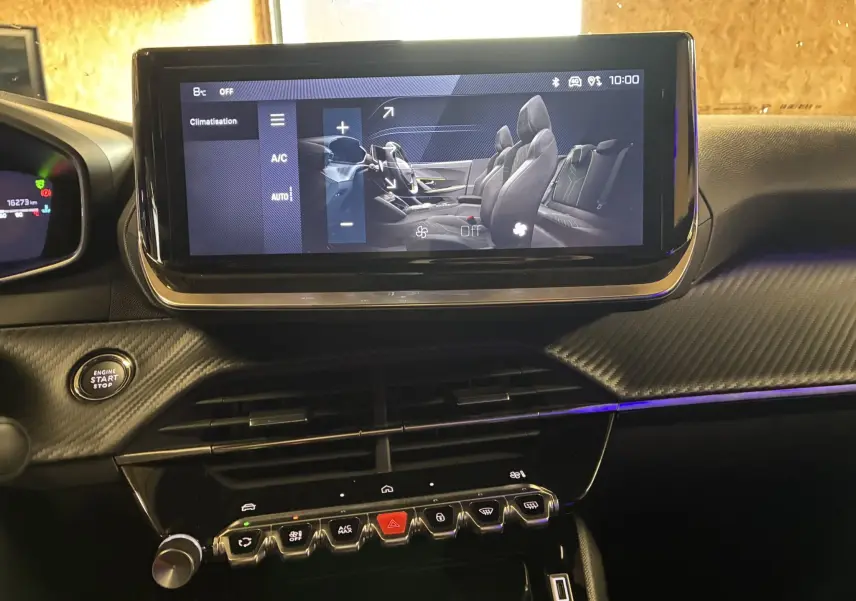 Vue rapprochée de l’écran tactile central du Peugeot 2008 2025, affichant les réglages de climatisation intérieure.