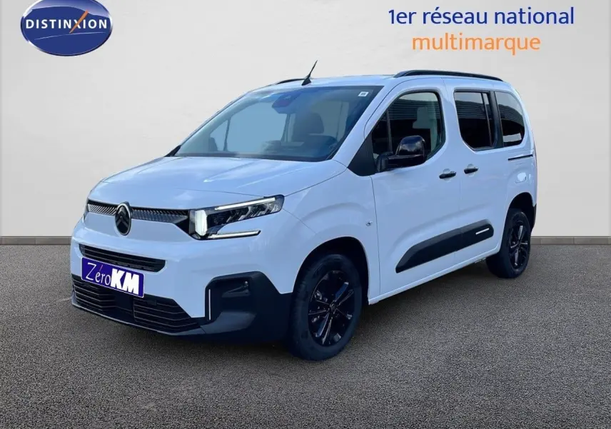 Vue 3/4 avant droite d'un Citroën Berlingo blanc glacier avec jantes noires et protections latérales noires.