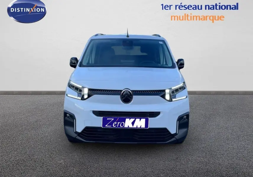 Vue frontale d'un Citroën Berlingo Multispace blanc glacier 2025 avec calandre noire et phares LED allumés.
