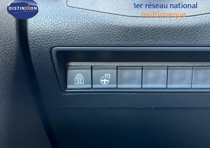 Gros plan sur les boutons de commande du tableau de bord noir du Citroën Berlingo Multispace blanc glacier, version 2025.