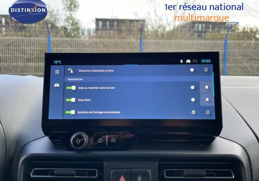 Écran tactile central affichant les aides à la conduite du Citroën Berlingo Multispace blanc, vue intérieure frontale.