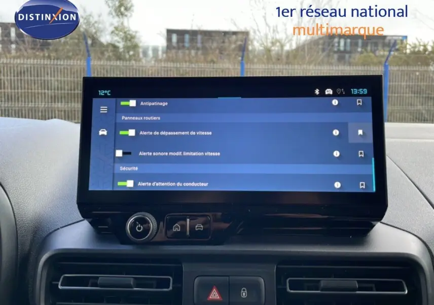 Vue intérieure centrée sur l'écran tactile du tableau de bord du Citroën Berlingo blanc glacier 2025, affichant les alertes de sécurité.